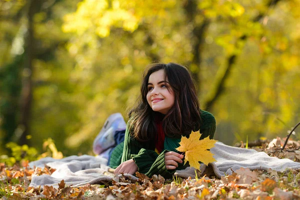 Feliz outono adolescente se divertindo com folhas ao ar livre no parque. — Fotografia de Stock