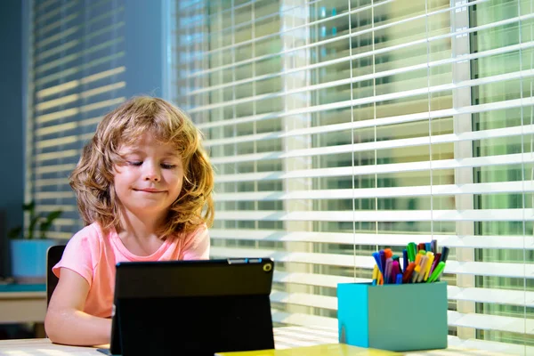 O garoto pronto para responder à pergunta professores on-line. E-learning, escola em casa e educação on-line para crianças. — Fotografia de Stock