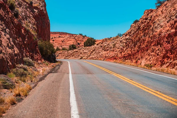 Paysage rocheux, ciel bleu avec route asphaltée le soir. — Photo