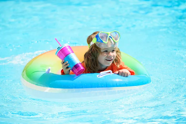 Usmívající se malý chlapec ve slunečních brýlích v bazénu za slunečného dne. Koktejl na vodní nádrži v létě. — Stock fotografie