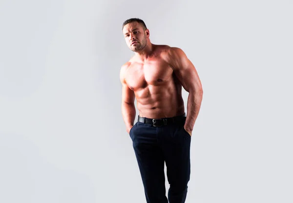 Un tipo musculoso con un torso sexy. Hombre masculino guapo. — Foto de Stock