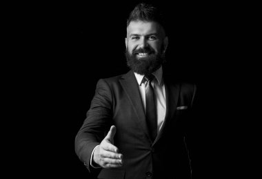 Adam modaya uygun. İşler güvenli. Koyu gri takım elbiseli bir iş adamı. Klasik takım elbiseli, gömlek ve kravatlı adam..