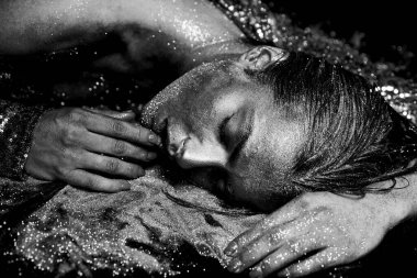 Spa sağlığı. Zenginlik ve refah. Altın maske. Lüks güzellik prosedürü. Saf altın. Altın bayan dinleniyor. Vogue ve cazibe konsepti. Altın ten. Yüzü makyajlı seksi kız vücut sanatı metalleşmiş renkler
