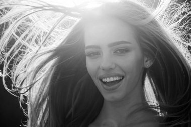 Mükemmel saçlar. Sarışın, esmer, uzun saçlı. Mutlu ve güzel bir kadın. Güneşli arka planda gülümseyen mükemmel kadın. Güzellik ve mükemmel sağlık saçı. Mükemmel ciltli ve güzel saçlı bir manken..