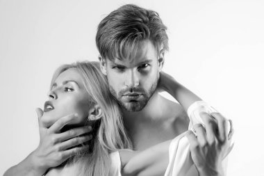 Evli bir çift. Tutkulu aşık, tahrik edici, güzel bir kadın. Şehvetli kadın erkeği baştan çıkarıyor..