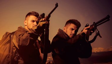 Avcının silueti. Güzel Günbatımında Tüfek Avcısı Silueti. Rusya 'da avlanmak. Avcılık, hayvanları öldürmek ya da tuzağa düşürmektir. İzini sür.