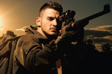 Avcı klasiği. Güzel Günbatımında Tüfek Avcısı Silueti. Avcının silueti. Satılık av malzemeleri. Sınırsız avlanma.