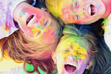 Sonsuza kadar en iyi arkadaş. Çılgın hippi kızlar. Yaz havası. Olumlu ve neşeli. Mutlu gençlik partileri. İyimser. Bahar titreşimleri. Renkli neon boya makyajı. Yaratıcı vücut sanatı olan çocuklar. dostluk