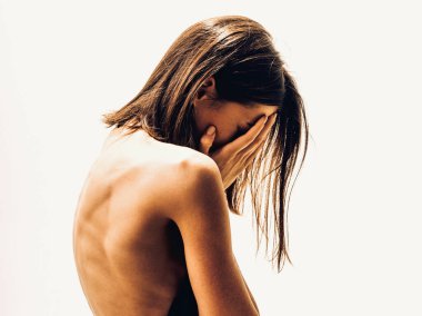 Duygular. Üzüntü ve hayal kırıklığı. Depresyona girmiş, güzel, mükemmel vücutlu bir kadın ağlıyor..