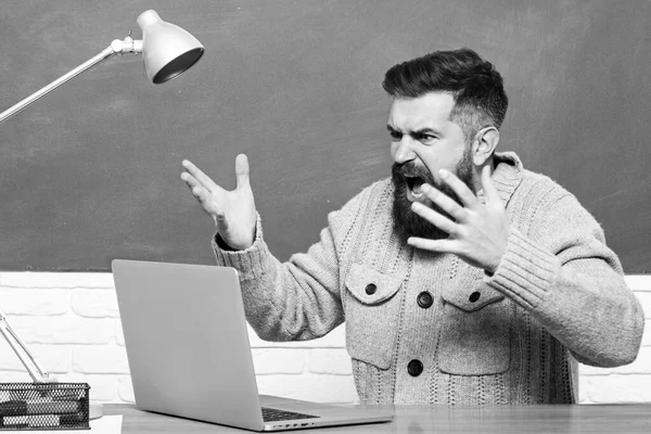 Bijles. Jonge leraar in de buurt van schoolbord in de klas. Lerarendag. Baard leraar in het onderwijs klasse in de buurt van Blackboard. — Stockfoto