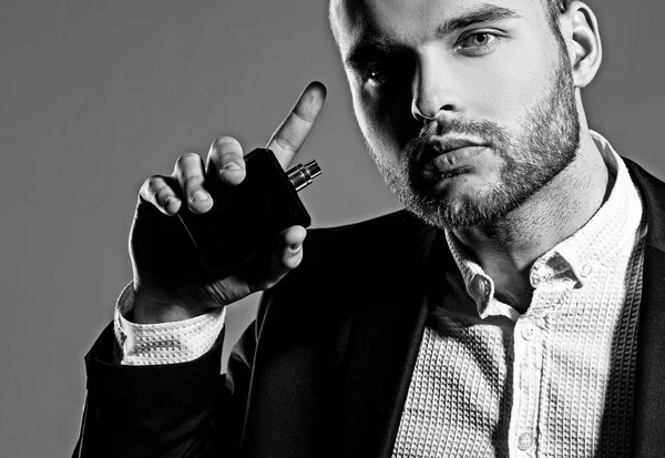 Perfecte baard. Herenparfum. Kapsels voor mannen. Stijlvol en kapsel. Knappe bebaarde man met een weelderige baard. Trend en man vogue concept. Kapsel en parfum voor mannen. Mannen met baard en parfum. — Stockfoto