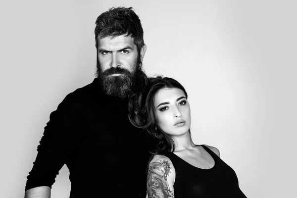 Casal de moda. casal apaixonado. Homem e mulher barbudos brutais com tatuagem. cabeleireiro e barbearia. Salão de tatuagem. Cuidado com a barba masculina. homem hipster com menina sexy. Relação. emoções graves — Fotografia de Stock