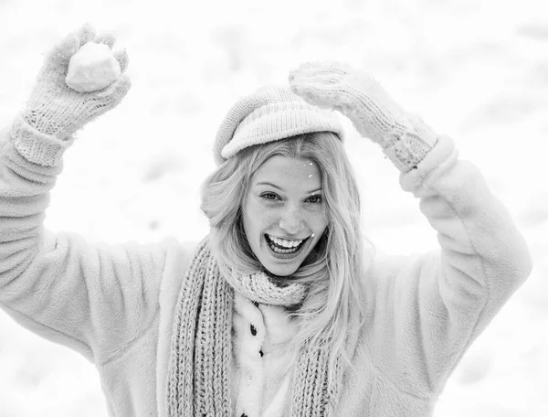 Bola de nieve. Hermosa joven en invierno. Temporada de invierno. Retrato de una mujer feliz en invierno. Chica alegre al aire libre. Feliz chica joven jugando bola de nieve lucha. —  Fotos de Stock