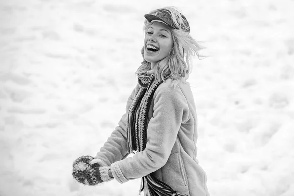 Portret szczęśliwej kobiety w zimie. Wesoła dziewczyna na dworze. Dziewczyna w rękawiczkach trzyma śnieżkę. Szczęśliwa młoda dziewczyna gra snowball walki. — Zdjęcie stockowe