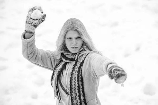 Winterweib. Schneeball und Winterspaß. Nette verspielte junge Frau genießt draußen den ersten Schnee. — Stockfoto
