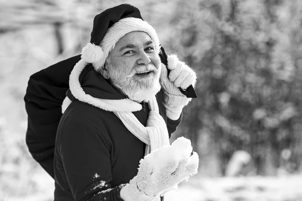 Conceito de ano novo. Feliz Ano Novo. Desejo-lhe um feliz Natal. Feliz Natal. Papai Noel de terno vermelho andando ao longo da estrada para o Natal. — Fotografia de Stock