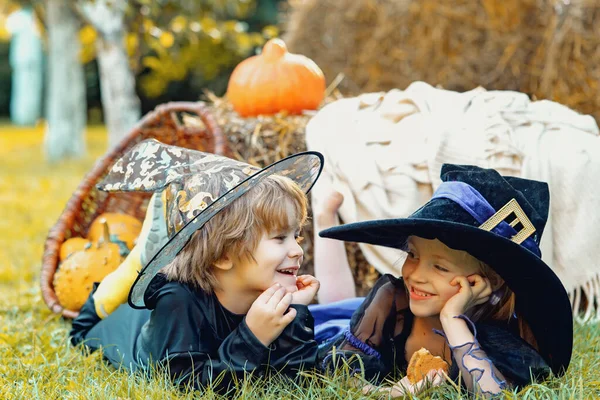 お菓子のろうそくとハッピーハロウィン。田舎のハロウィンだ。ハロウィーンパーティーの幸せな子供たち。ハロウィーンの子供の休日のコンセプト. — ストック写真