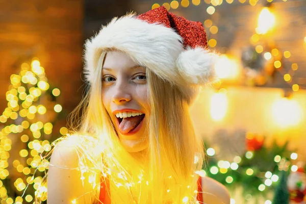 Krásná mladá žena v Santa Claus oblečení přes Vánoce zdobené interiéru pozadí. Detail portrét sexy Sněhurka dívka flirtování na kameru. — Stock fotografie