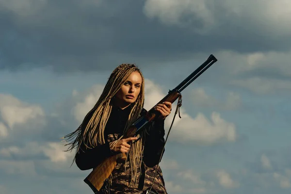 Avcı kız. Amerika 'da avlanmak. Genç avcı kadın silah tutuyor ve ormanda yürüyor. Silahlı bir kadın. İzini sür. Ördek avlama süreci. — Stok fotoğraf