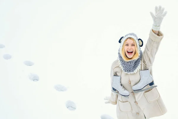 Attraktiv ung kvinna vintertid utomhus. Rolig vinter flicka ska åka skridskor utomhus. Vacker söt ung kvinna på vintern. Ung kvinna på vintern. — Stockfoto