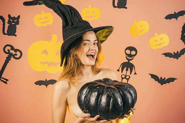 Sekrety magii na szczęśliwe Halloween. Plakat Halloween z dyniami. Seksowny pomysł Halloween. Sklep odzieżowy dla kobiet świętuje Halloween. Sexy tle horror. — Zdjęcie stockowe