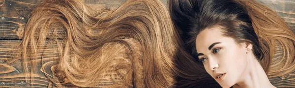 Fille naturelle avec de longs cheveux sains. Longhair et concept de coiffure. Concept de salon de coiffure. Brunette fille aux cheveux longs et brillants ondulés. — Photo