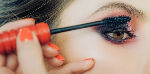 Procédure de retrait des cils close-up. Femme avec de longs cils dans un salon de beauté. Gros plan, macro Publicité, magazine. Belle femme. — Photo