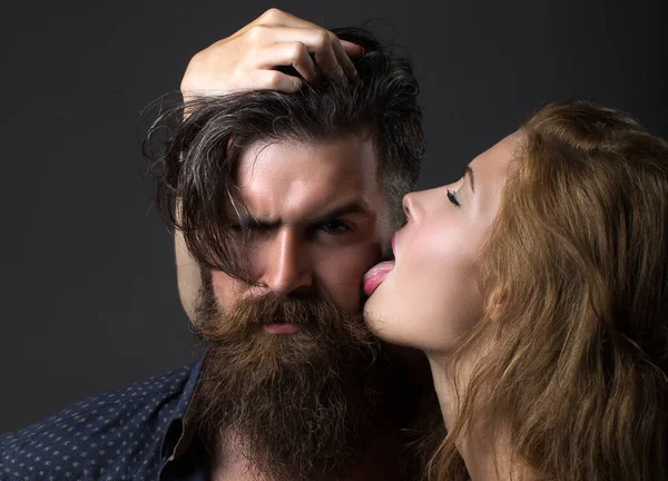 Lengua. Un beso sensual. Pareja joven besándose y haciendo el amor. Besos amantes. —  Fotos de Stock