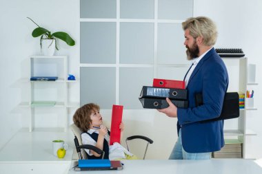 Küçük patron. İş arkadaşları beyin fırtınası yapıyor. Ofiste patronluk taslayan küçük bir iş adamı. Komik çocuklar..