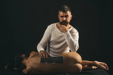 Seksi bir çiftin portresi. İnternette seks görüntülü sohbet. Evlilik sorunları ve cinsel sağlık. Sosyal medya, seks randevuları. Flört, internette seks..