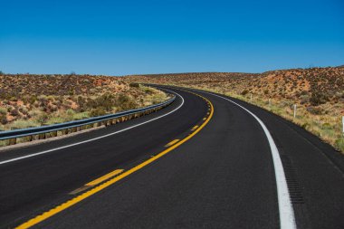 Amerikan yol gezisi. Sonbaharda mavi gökyüzü ile birlikte asfalt yol boyunca dümdüz ilerler..