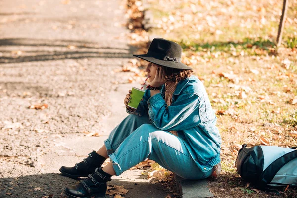 Retrato de otoño al aire libre mujer feliz con café. Concepto de caída. Clima cálido y soleado. Humor otoñal. Clima cálido y soleado. — Foto de Stock