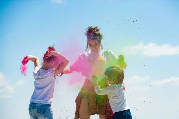 Niños jugando con polvo de color. Niños celebrando holi festival de colores. Splash juego de colores. Niños con cara de pintura. —  Fotos de Stock
