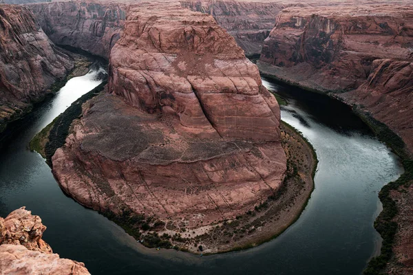 Cena Horseshoe Bend desfiladeiro no Rio Colorado, no Arizona. Paisagem de Horseshoe Bend do Rio Colorado perto do Grand Canyon. Aproveite o conceito de liberdade e explorador. — Fotografia de Stock