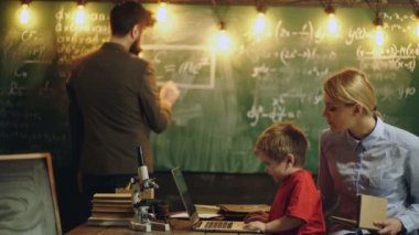Baba, anne ve oğul okulda. Evde öğrenim gören çocuk.