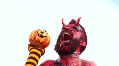 Cadılar Bayramı kanla. Kanlı Mutlu Şeytan kafası, kanlı surat. Ürkütücü canavarı olan korkunç bir korku. Boynuzlu şeytan portresi. İblis ya da şeytan. Tatil için fantezi sanat projesi. Gerçekçi gotik canavar zombi.