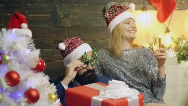 Pareja enamorada celebra la Navidad en casa y bebe champán. — Vídeos de Stock