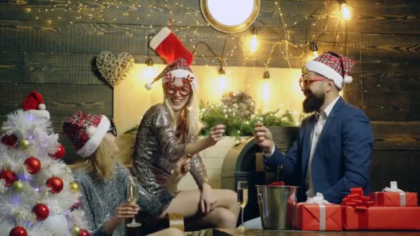 Újévi barátok. Vicces csoportos ünneplés újévkor. Karácsonyi buli. — Stock videók