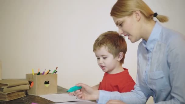 Grundskolan. Mor ritar med sin son. — Stockvideo