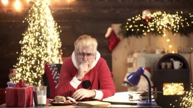 Komik Noel Baba evde öksürüyor ve kötü hissediyor. Virüsün kış yayılımı. Covid-19, Corona Virüsü, Hasta Noel Baba.