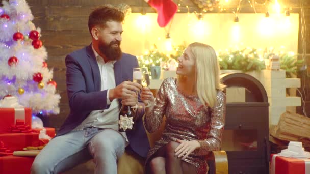 Pareja feliz disfrutar de sorpresa romántica para Navidad. — Vídeos de Stock