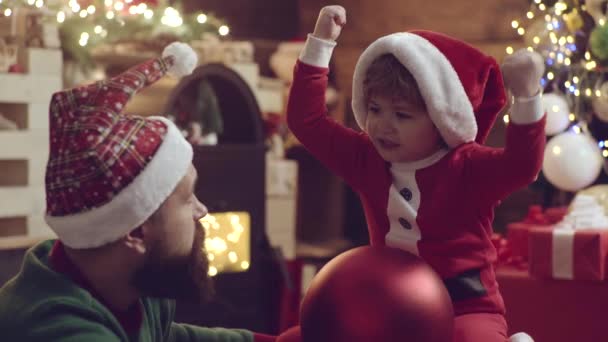 Frohes neues Jahr. Weihnachten für Vater und Sohn. Vater und Kind feiern Weihnachten zu Hause. Winterurlaub für Familien. — Stockvideo