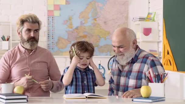 Farfar far och sonson leker inomhus. Generering av människor och stadier av uppväxt. Människan i olika åldrar. — Stockvideo