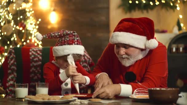 Santa a dítě, aby legrační tvář a pečení vánoční cukroví ve vinobraní kuchyně. — Stock video