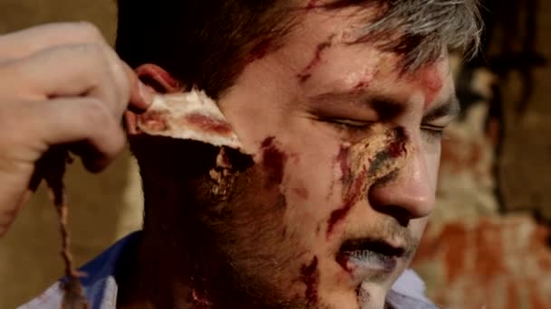 Capul zombie aproape. Portret de zombie rău înfricoșător pe timp de noapte cu piele sângeroasă . — Videoclip de stoc
