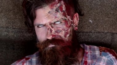 Zombi kafası. Beyni dışarı çıkmış lanet zombi adam. Dehşet. Cadılar Bayramı.