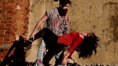 Ağır çekim. Dans eden lanet zombiler. Şeytan adam ve kanlı kadın. Mutlu Cadılar Bayramı.