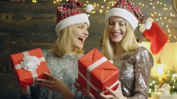 Tener una Navidad con amigas. Mujeres celebrando el Año Nuevo. Dos hermosas jóvenes novias con regalo presente. — Vídeos de Stock