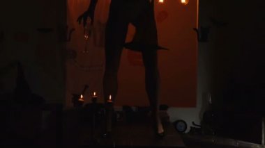 Seksi cadılar bayramı. Yüksek topuklu kadın bacakları.