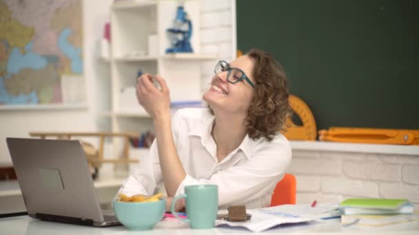 Retrato de criativa jovem sorrindo fêmea Estudante em óculos. Dia Mundial dos Professores. Jovens estudantes felizes. — Vídeo de Stock